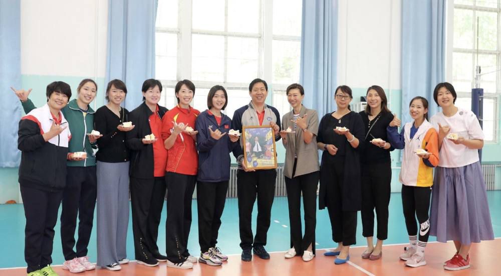 叶辰说：一万件东西，九千九百九十九件假货，有什么好转悠的，走了。